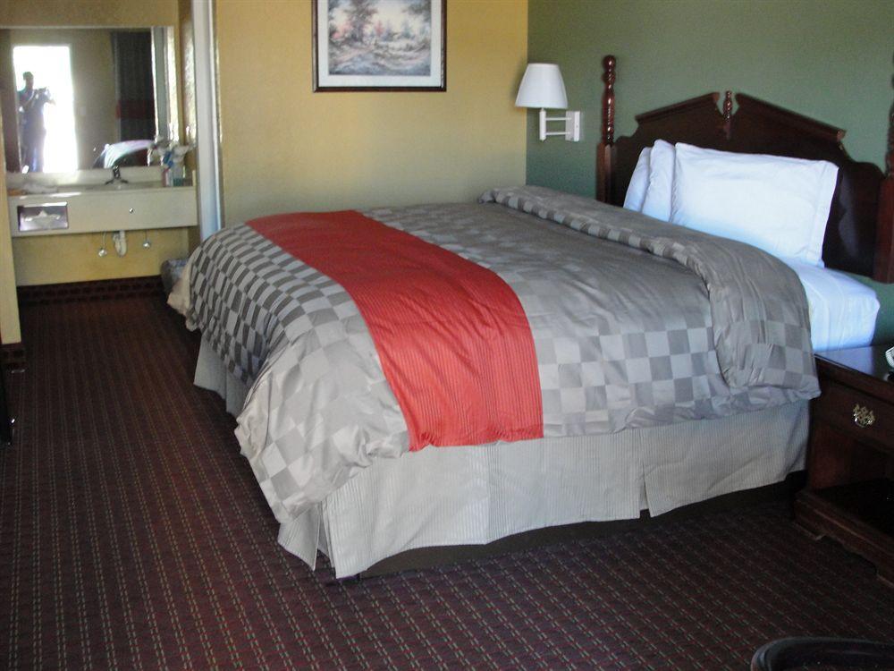 Executive Inn Opp Екстериор снимка